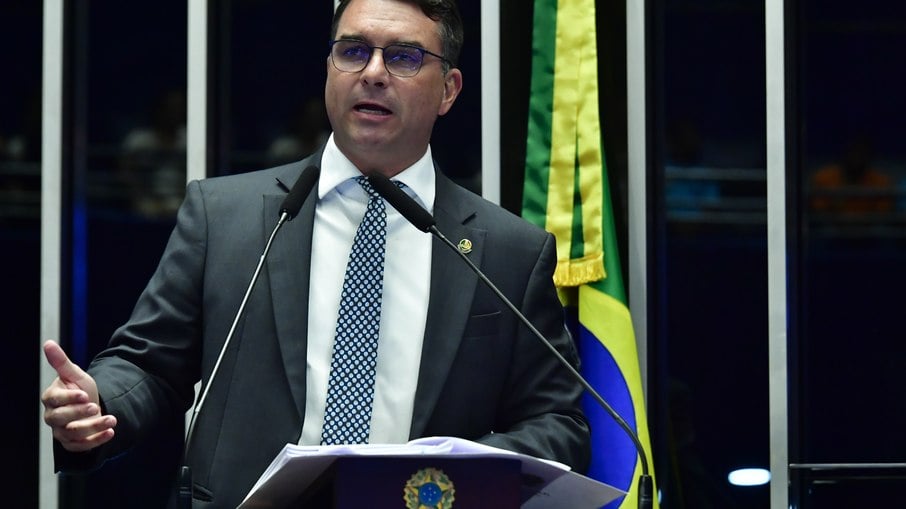 Flávio Bolsonaro (PL-RJ) (foto) Em discurso, à tribuna, durante sessão deliberativa ordinária no plenário do Senado Flávio Bolsonaro (PL-RJ) (foto) Em discurso, à tribuna, durante sessão deliberativa ordinária no plenário do Senado