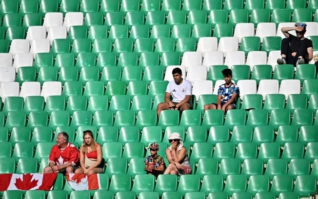 Espectadores acompanham a partida Canadá-Nova Zelândia do torneio olímpico de futebol feminino em uma arquibancada quase vazia no estádio de Saint-Étienne, em 25 de julho de 2024