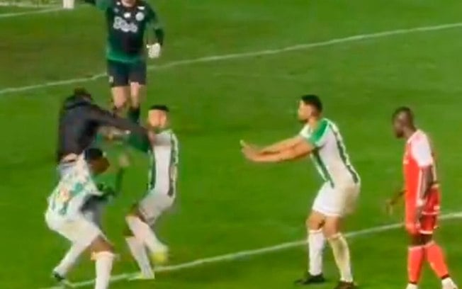 Momento em que Allan Ruschel acerta um soco em um torcedor do Inter que invade o campo Momento em que Allan Ruschel acerta um soco em um torcedor do Inter que invade o campo