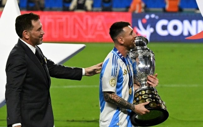 O craque e capitão da Argentina Lionel Messi recebe do presidente da Conmebol, Alejandro Domínguez, o troféu da Copa América EUA-2024, conquistado pela Albiceleste após vencer a Colômbia na final, no dia 14 de julho de 2024, em Miami