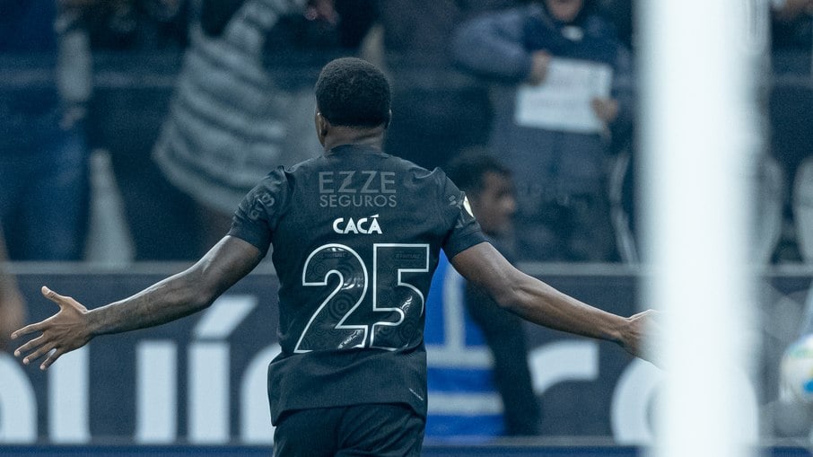 Cacá marcou um dos gols da vitória do Timão Cacá marcou um dos gols da vitória do Timão