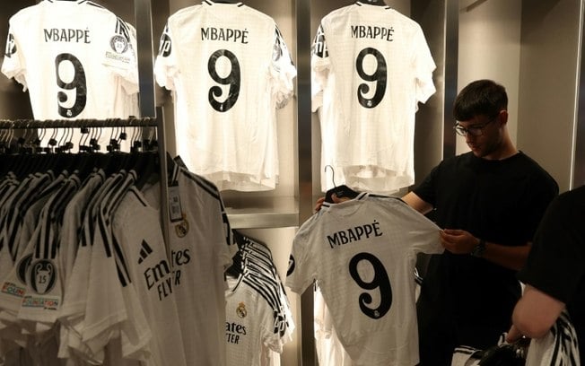 Camisas de Kylian Mbappé começaram a ser vendidas na loja oficial do Real Madrid, no estádio Santiago Bernabéu Camisas de Kylian Mbappé começaram a ser vendidas na loja oficial do Real Madrid, no estádio Santiago Bernabéu