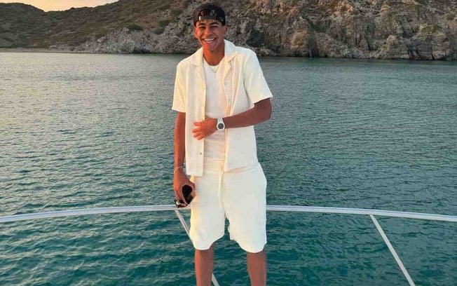 Lamine Yamal curte 'viagem de casal' em ilha paradisíaca na Grécia Lamine Yamal curte