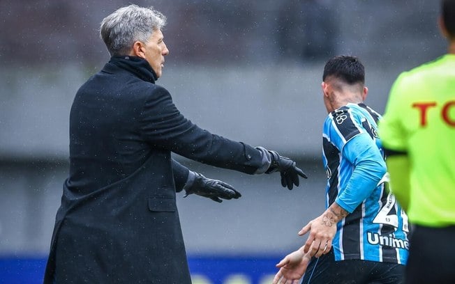 Renato dá instruções ao jogadores durante a vitória do Grêmio sobre o Operário-PR Renato dá instruções ao jogadores durante a vitória do Grêmio sobre o Operário-PR