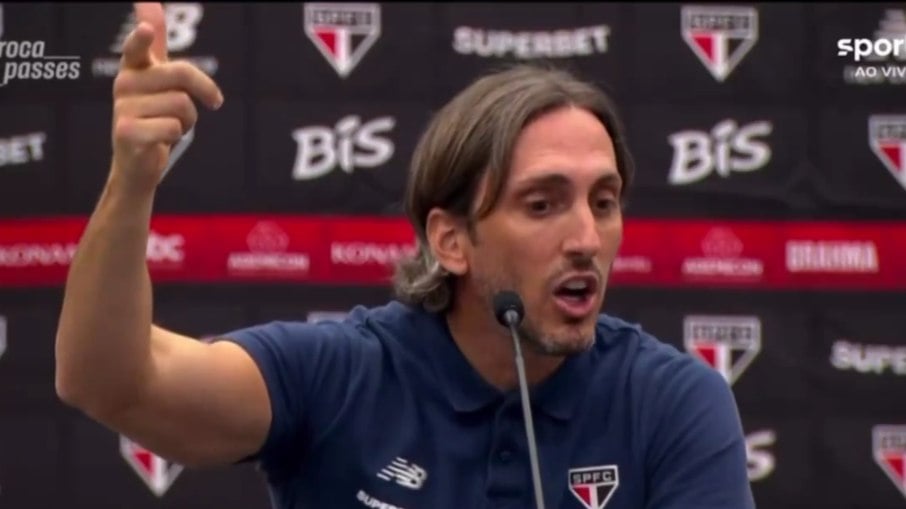 Zubeldía discute com repórter da Globo durante coletiva
