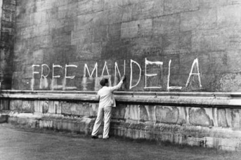 Manifestação pedindo a liberdade de Mandela Reprodução