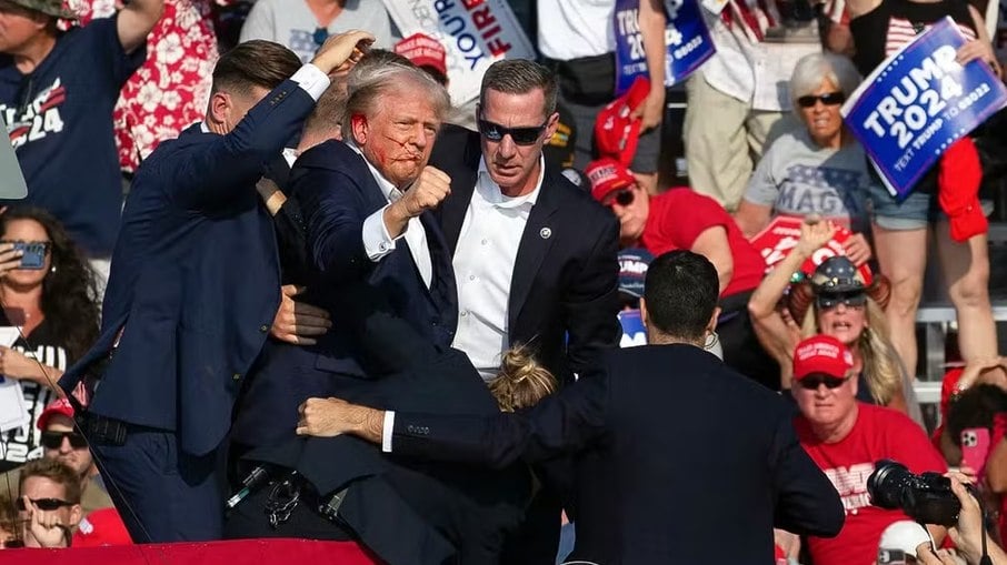Donald Trump se pronuncia após atentado em comício na Pensilvânia: “senti a bala rasgando minha pele” Donald Trump se pronuncia após atentado em comício na Pensilvânia: “senti a bala rasgando minha pele”