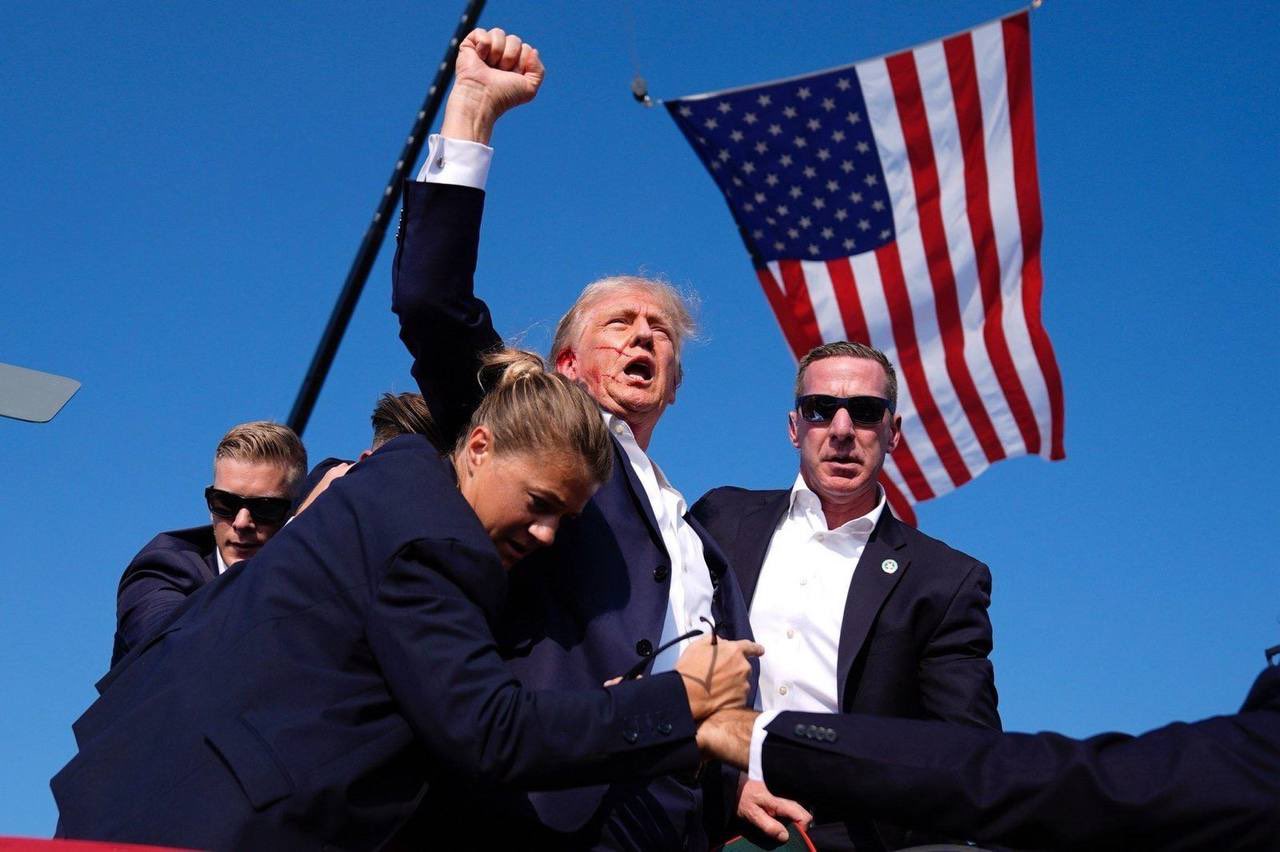 x Trump é baleado em comício por jovem de 20 anos, posteriormente morto pelo Serviço Secreto x