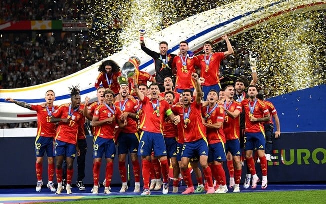 Espanha vence a Inglaterra por 2 x 1 e é campeã da Eurocopa pela quarta vez Espanha vence a Inglaterra por 2 x 1 e é campeã da Eurocopa pela quarta vez