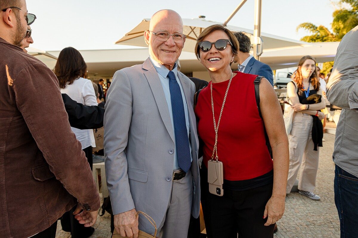 Lázaro Donizetti (presidente do Sinfoc) e Sandra Gusmão (editora Senac DF)