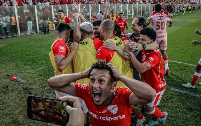 Em confronto direto pela liderança da Série B, Santos sai na frente, mas leva empate do Vila Nova Em confronto direto pela liderança da Série B, Santos sai na frente, mas leva empate do Vila Nova
