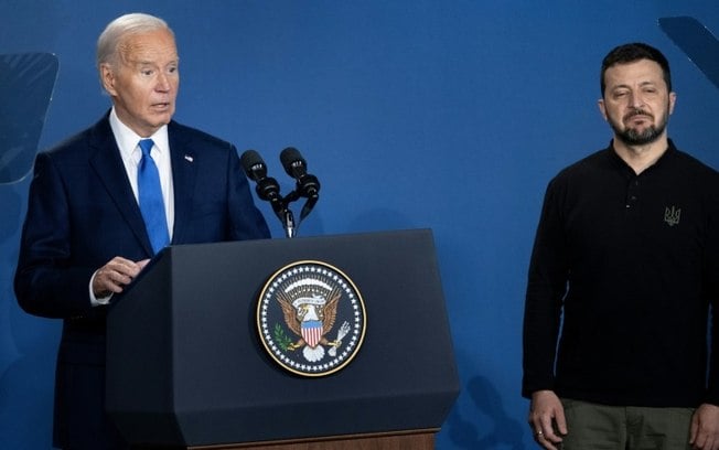 Zelensky (d) reage ao ser apresentado por Biden como Putin