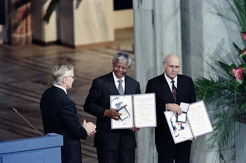 Nelson Mandela e Frederik de Klerk recebem o Nobel da Paz pela luta contra o Apartheid na África do Sul em 1993 Reprodução