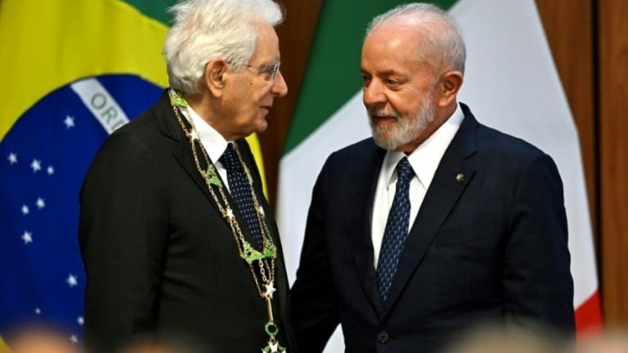 Os presidentes do Brasil e Itália, Luiz Inácio Lula da Silva e Sergio Mattarela, conversam durante uma reunião no Palácio do Planalto, em Brasília, em 15 de julho de 2024 Os presidentes do Brasil e Itália, Luiz Inácio Lula da Silva e Sergio Mattarela, conversam durante uma reunião no Palácio do Planalto, em Brasília, em 15 de julho de 2024