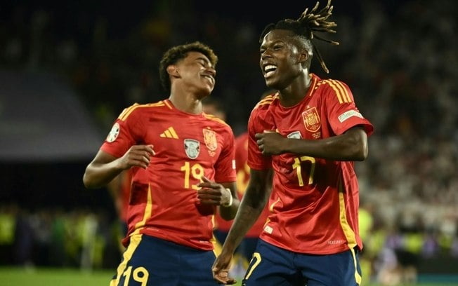 Lamine Yamal (esq.) e Nico Williams (dir.) comemoram juntos o gol de Williams na partida contra a Geórgia (4-1) pelas oitavas de final da Euro 2024, no dia 30 de junho, em Colônia.