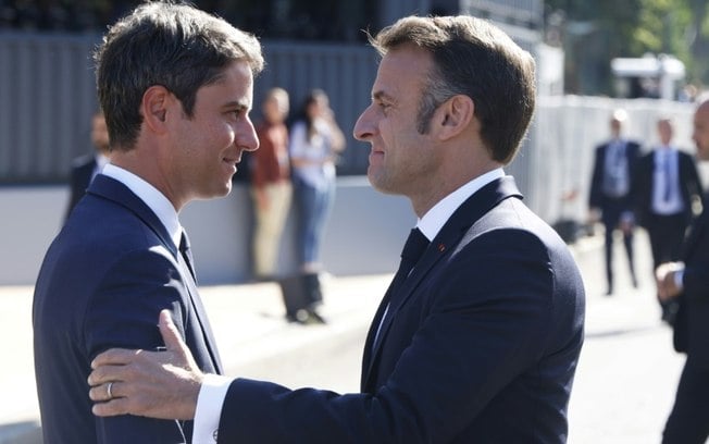 Macron informou ao premiê Attal e sua equipe que o governo passará a ser interino no final do dia e deu a entender que a situação pode 