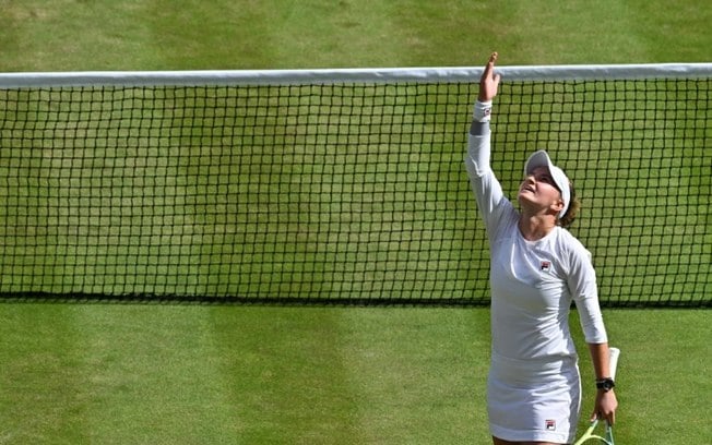 A tcheca Barbora Krejcikova comemora depois de conquistar o título de Wimbledon