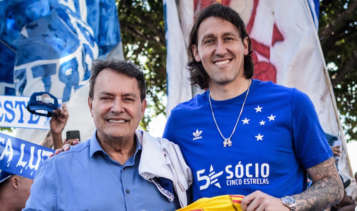 Gustavo Aleixo Cássio posou para fotos ao lado de Pedro Lourenço, novo dono da SAF da Raposa Gustavo Aleixo