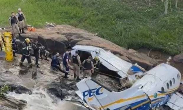 Reprodução O piloto conseguiu manobrar a aeronave e pousou na margem de uma cachoeira, mas não foi o suficiente para que passageiros sobrevivessem Reprodução