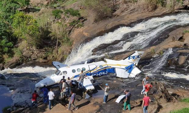 Reprodução O avião bimotor caiu na Serra da Piedade, em Caratinga Reprodução