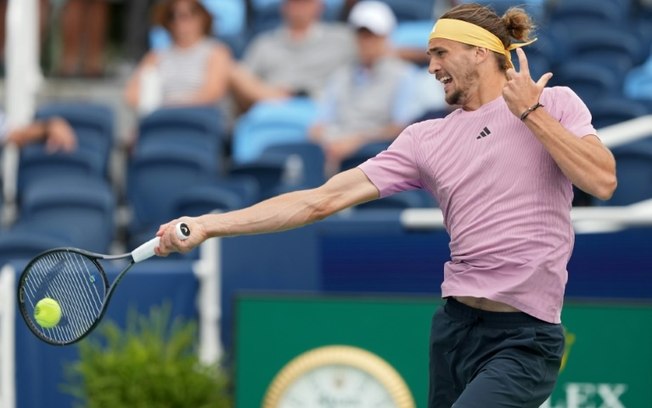 Alexander Zverev, da Alemanha, durante jogada em partida contra Karen Khachanov no quinto dia do Aberto de Cincinnati, no Lindner Family Tennis Center, em 15 de agosto de 2024 em Mason, Ohio