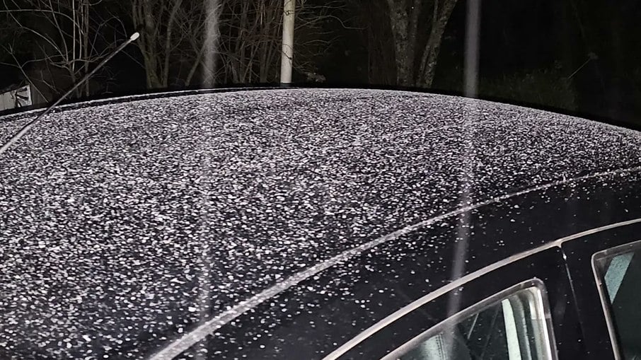 Neve sobre carro em SC Neve sobre carro em SC