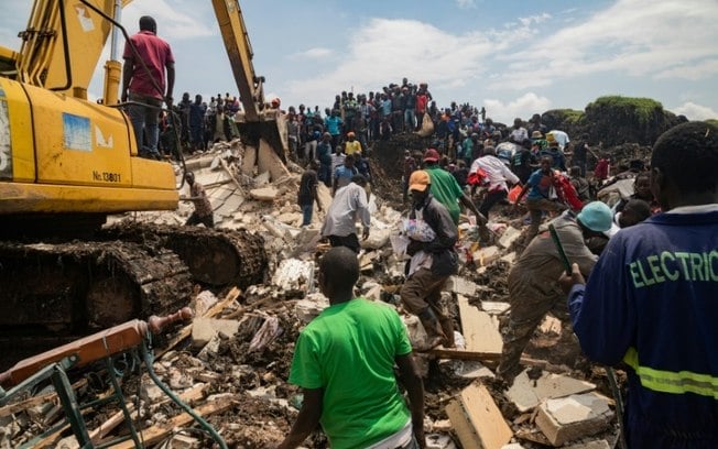Uma escavadeira ajuda na busca por pessoas soterradas após o desabamento de um aterro sanitário em Kampala, Uganda, em 10 de agosto de 2024