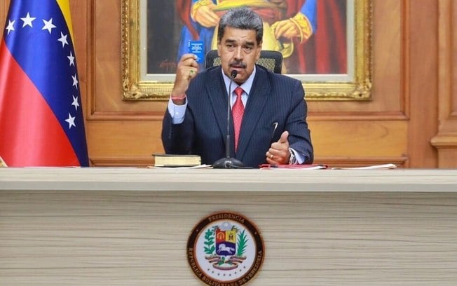 Maduro entrega atas eleitorais do seu partido à Justiça da Venezuela Maduro entrega atas eleitorais do seu partido à Justiça da Venezuela