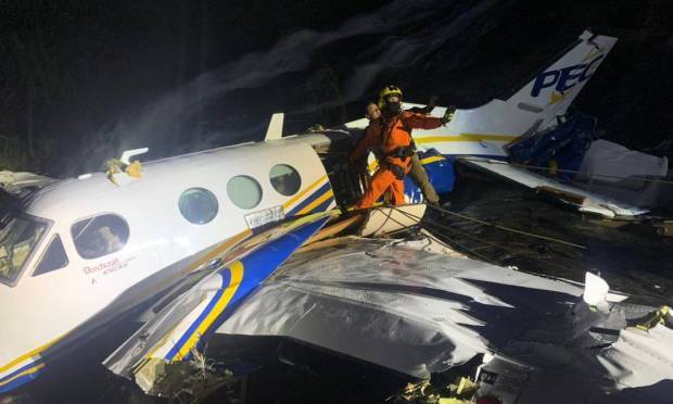 Corpo de Bombeiros Militar de Minas Gerais (CBMMG) Cantora Marília Mendonça, seu produtor Henrique Ribeiro, tio e assessor Abicieli Silveira Dias Filho, além do piloto e co-pilto do avião, cujos nomes foram preservados Corpo de Bombeiros Militar de Minas Gerais (CBMMG)