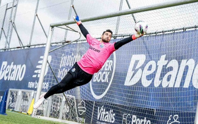 Diogo Costa treina durante um treino do Porto. Goleiro é o capitão portista