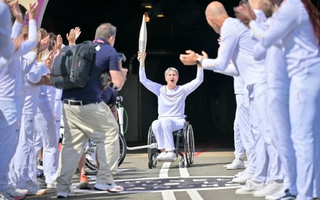 Emmanuelle Assmann, medalhista na esgrima em cadeira de rodas, carrega a tocha paralímpica
no final de uma travessia sem precedentes pelo Túnel da Mancha, em 25 de agosto de 2024 em Coquelles, em Pas-de-Calais