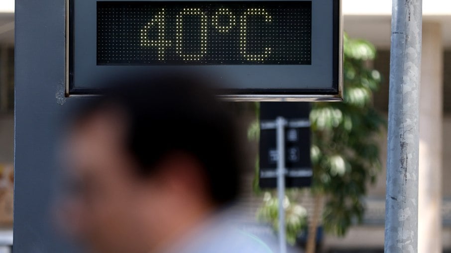 Cariocas se refrescam na praia do Leme em meio a forte onda de calor Cariocas se refrescam na praia do Leme em meio a forte onda de calor