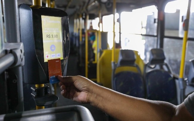 Mais 111 linhas de ônibus passam a aceitar apenas cartão Mais 111 linhas de ônibus passam a aceitar apenas cartão