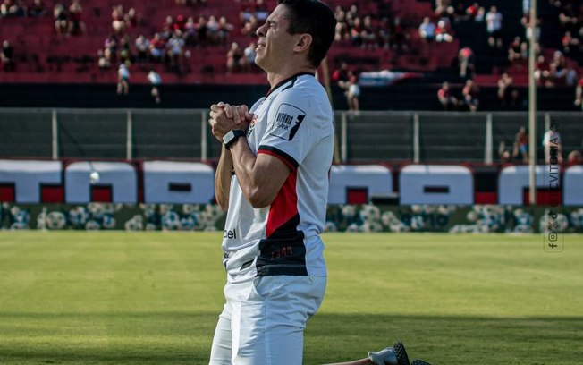 Osvaldo acompanha partida entre Vitória e Juventude após alta médica
