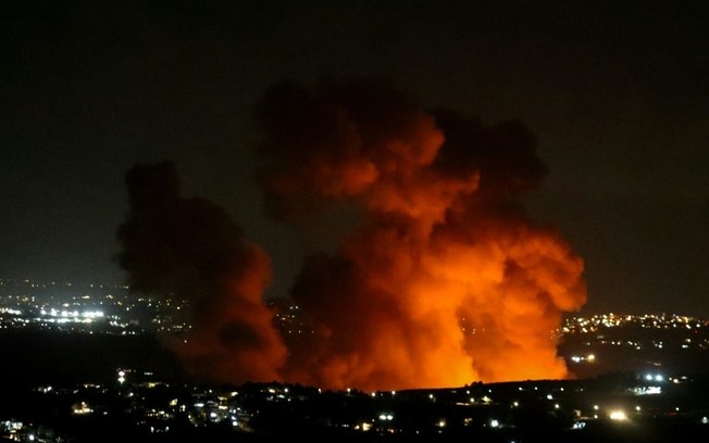 Uma nuvem de fumaça sobe sobre a região de Zawtar, no sul do Líbano, após um bombardeio israelense em 21 de setembro de 2024