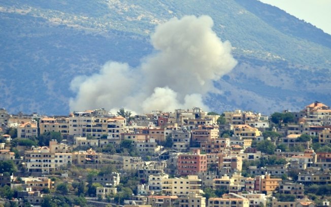 Fumaça provocada por bombardeio israelense na localidade de Khiam, sul do Líbano, em 19 de setembro de 2024 Fumaça provocada por bombardeio israelense na localidade de Khiam, sul do Líbano, em 19 de setembro de 2024