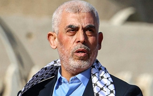 Nesta foto de arquivo de 14 de dezembro de 2022, o líder do movimento islamista palestino Hamas, Yahya Sinwar, se apresenta a apoiadores durante um comício comemorativo dos 35 anos da fundação do grupo, na Cidade de Gaza. Sinwar está na lista de lideranças do Hamas acusadas de 'terrorismo' pelos Estados Unidos Nesta foto de arquivo de 14 de dezembro de 2022, o líder do movimento islamista palestino Hamas, Yahya Sinwar, se apresenta a apoiadores durante um comício comemorativo dos 35 anos da fundação do grupo, na Cidade de Gaza. Sinwar está na lista de lideranças do Hamas acusadas de