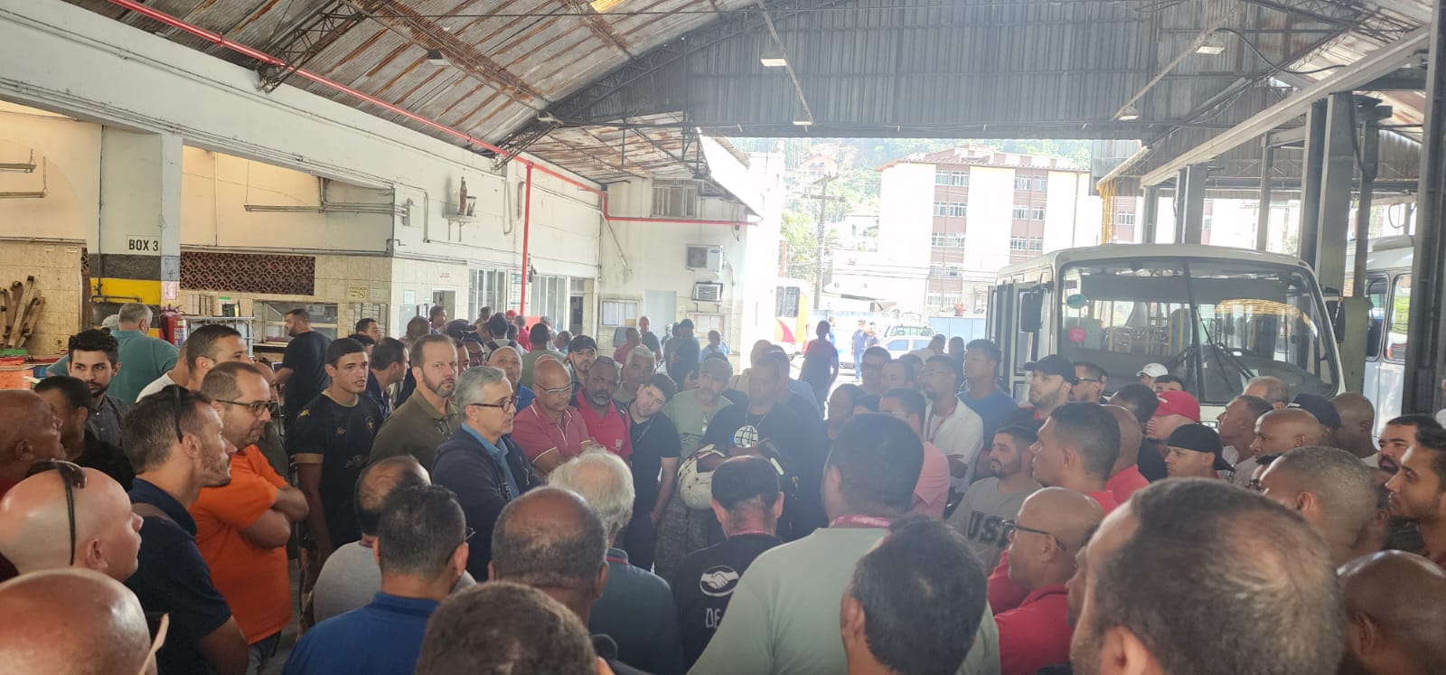 Trabalhadores da Petro Ita seguem em paralisação à espera de pagamento salarial