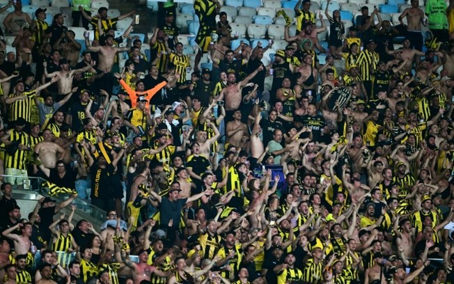 Torcedores do Peñarol durante a partida de ida das quartas de final da Copa Libertadores contra o Flamengo, no Maracanã, no Rio de Janeiro, em 19 de setembro de 2024. Torcedores do Peñarol durante a partida de ida das quartas de final da Copa Libertadores contra o Flamengo, no Maracanã, no Rio de Janeiro, em 19 de setembro de 2024.