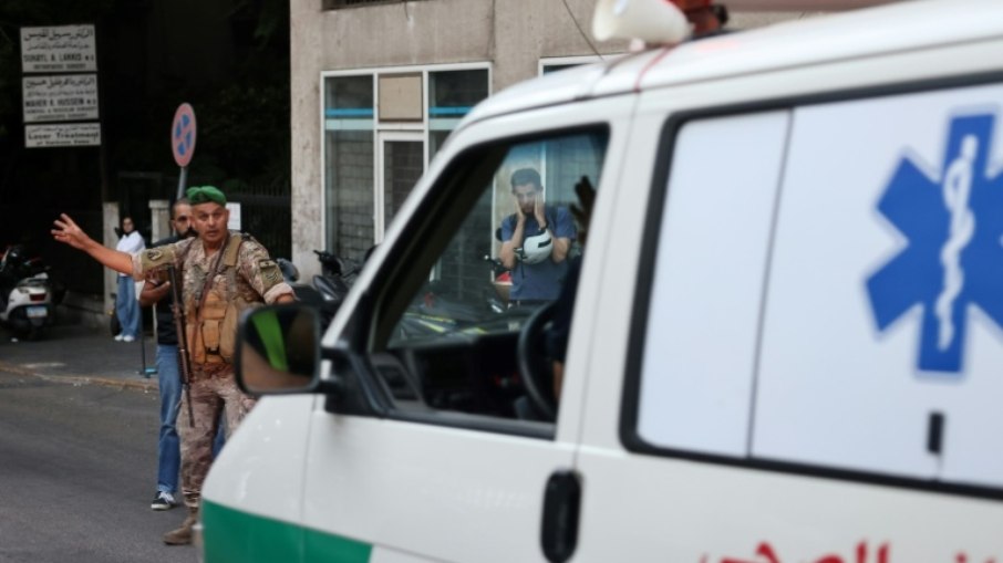 Um soldado do Exército libanês gesticula para uma ambulância que levava pessoas feridas para um hospital em Beirute, em 17 de setembro de 2024, depois que explosões atingiram vários redutos do Hezbollah ao redor do Líbano Um soldado do Exército libanês gesticula para uma ambulância que levava pessoas feridas para um hospital em Beirute, em 17 de setembro de 2024, depois que explosões atingiram vários redutos do Hezbollah ao redor do Líbano