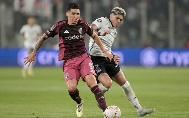 O meia do River Plate Matias Kranevitter (E) e o atacante do Colo Colo Carlos Palacios brigam pela bola durante o jogo de ida das quartas de final da Copa Libertadores no estádio Monumental David Arellano em Santiago, em 17 de setembro de 2024.