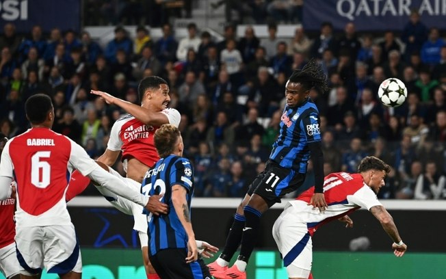 O zagueiro do Arsenal Ben White disputa a bola no alto com o atacante da Atalanta Ademola Lookman durante o empate entre as equipes em 0 a 0 nesta quinta-feira, pela Liga dos Campeões da Europa O zagueiro do Arsenal Ben White disputa a bola no alto com o atacante da Atalanta Ademola Lookman durante o empate entre as equipes em 0 a 0 nesta quinta-feira, pela Liga dos Campeões da Europa