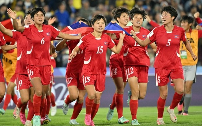 As jogadoras norte-coreanas comemoram a conquista do título mundial feminino sub-20 em 22 de setembro de 2024 ao derrotar o Japão na final no estádio El Campín, em Bogotá