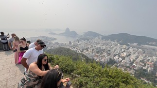 Pão de Açúcar e Baía de Guanabara ficaram encobertos pela fumaça no Rio de Janeiro — Foto: Ana Branco / Agência O Globo