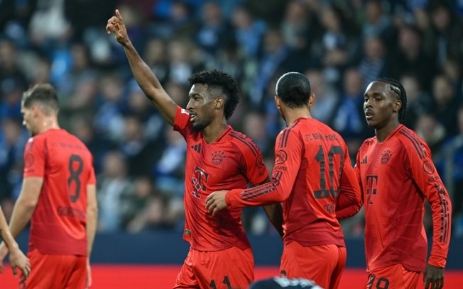 Kingsley Coman (C) comemora após marcar na vitória do Bayern de Munique sobre o Bochum por 5 a 0 neste domingo, pelo Campeonato Alemão Kingsley Coman (C) comemora após marcar na vitória do Bayern de Munique sobre o Bochum por 5 a 0 neste domingo, pelo Campeonato Alemão