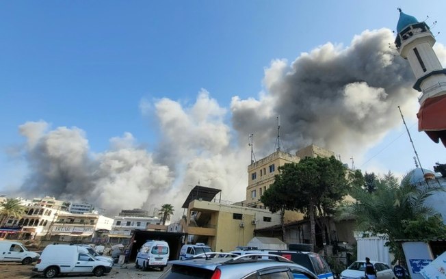 Coluna de fumaça na cidade de Nabatieh, sul do Líbano, após bombardeio israelense em 16 de outubro de 2024 Coluna de fumaça na cidade de Nabatieh, sul do Líbano, após bombardeio israelense em 16 de outubro de 2024
