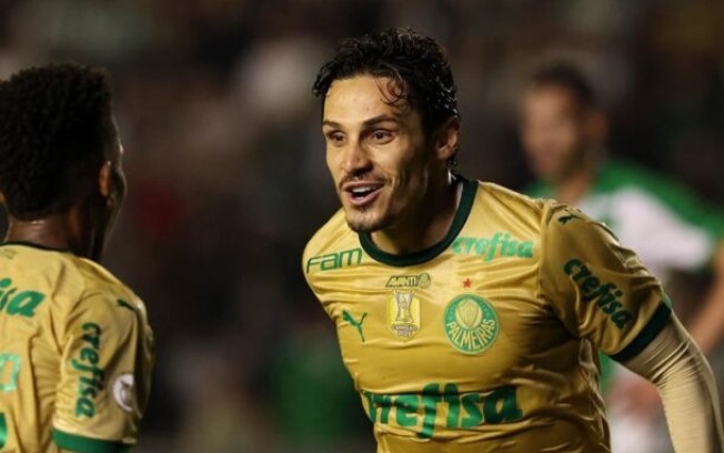 Raphael Veiga corre para comemorar seu primeiro gol em vitória do Palmeiras Raphael Veiga corre para comemorar seu primeiro gol em vitória do Palmeiras
