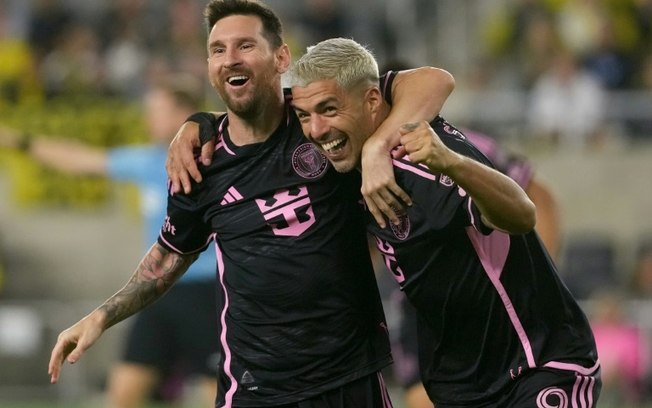 Lionel Messi (E) e Luis Suárez comemoram um gol do Inter Miami contra o Columbus Crew em 2 de outubro de 2024 Lionel Messi (E) e Luis Suárez comemoram um gol do Inter Miami contra o Columbus Crew em 2 de outubro de 2024