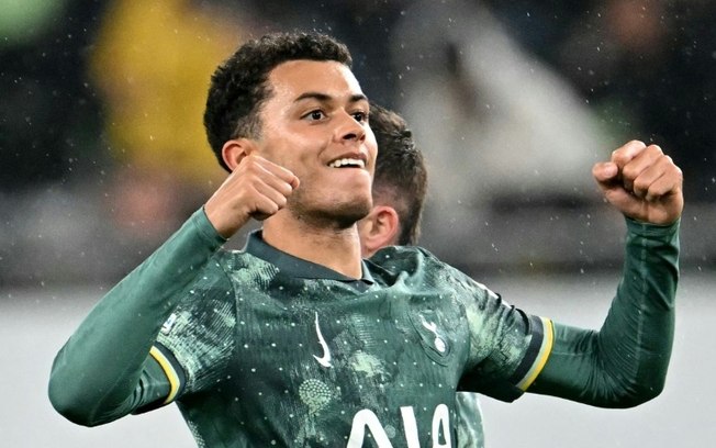 Brennan Johnson comemora após marcar na vitória do Tottenham sobre o Ferencvaros por 2 a 1 nesta quinta-feira, pela Liga Europa Brennan Johnson comemora após marcar na vitória do Tottenham sobre o Ferencvaros por 2 a 1 nesta quinta-feira, pela Liga Europa