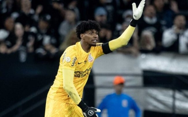 Corinthians segue tentando contratar Hugo Souza de forma definitiva